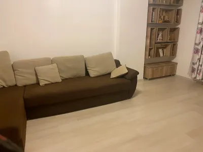 canapea maro living apartament inchiriere Popești Leordeni Ilfov